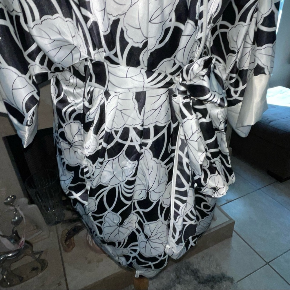 Vintage Natori Morning Glory Vines Black & White Kimono Robe S Silky EUC ! - Picture 5 of 8